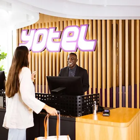 Yotel ホテル