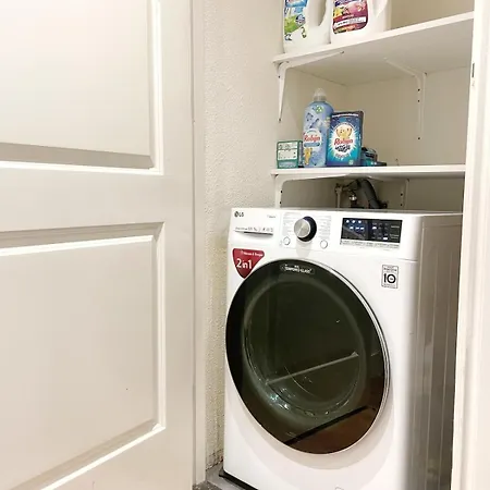 Spacious And Cozy House With Affordable Parking 度假居 *