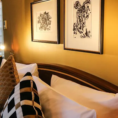 Ambassade Hotel