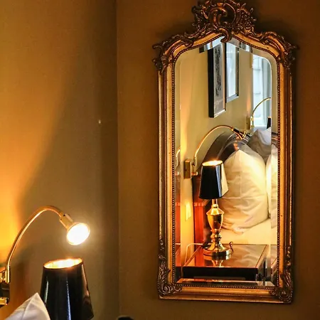 Ambassade Hotel 4*