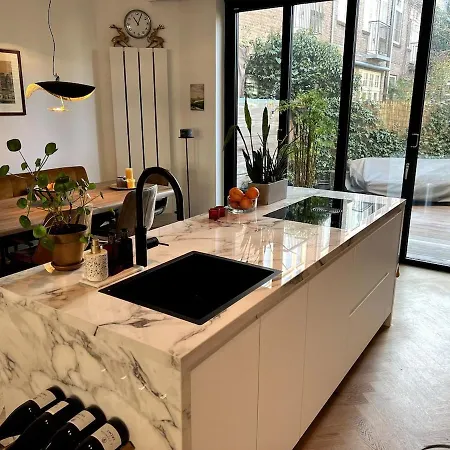 公寓 Spacious Familyhouse With Garden In Zuid