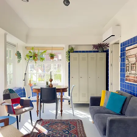 In Former Bathhouse. Free Parking Daire