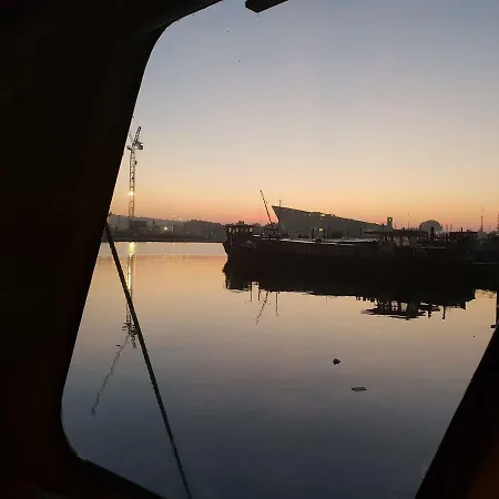 Beagle Family Houseboat Ботель Амстердам