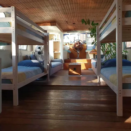 Beagle Family Houseboat * Амстердам