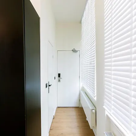 ホテル クエンティン　ゴールデン　ベア　ホテル