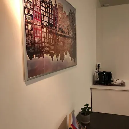 לינה וארוחת בוקר Mondriaan 2*