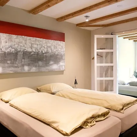 Family House أمستردام