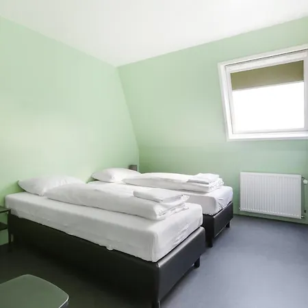 Hans Brinker Hostel *