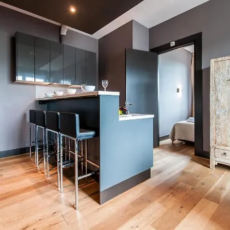 Mosaic Apartment *