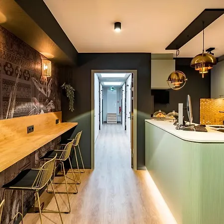 Hostal The Bee *