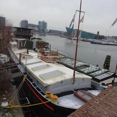Anna Houseboat Botel *