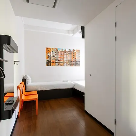 Easyhotel City Centre South 2*
