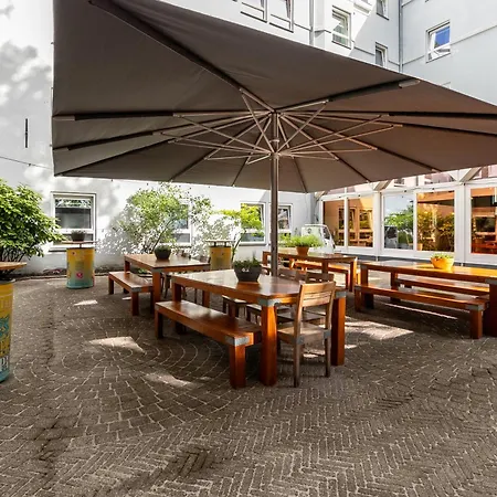 Hans Brinker Hostel *
