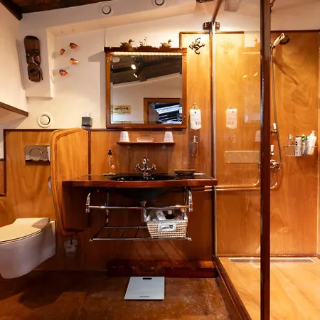 Anna Houseboat Botel *