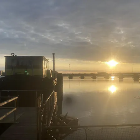 The Island Houseboat 船上ホテル