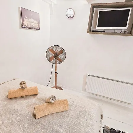 Joyjoyjoy The Royalty Ecolicous Design House In A Historic Canalhouse From 1618 With 2 Bedrooms With Top Floor Views Over The Canals 阿姆斯特丹