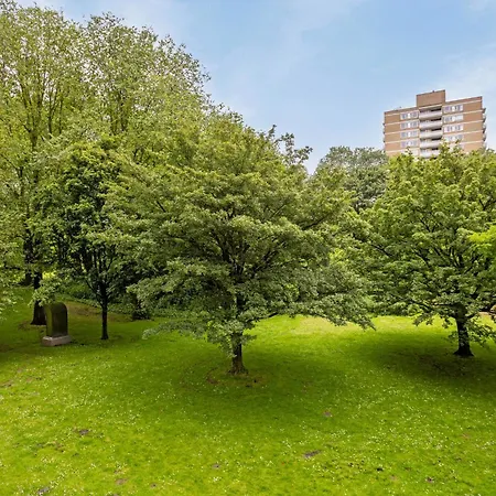 Cozy Retreat With Park Views And Free Parking 아파트