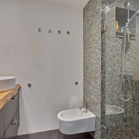 Cozy Retreat With Park Views And Free Parking 아파트