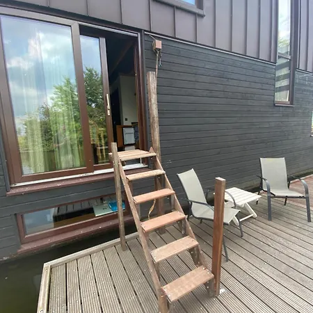 T Verkeren - Houseboat Frühstückspension *