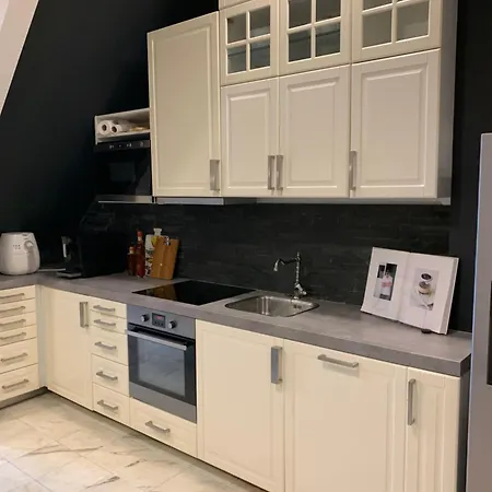 Unique Royal Basement Apartment *