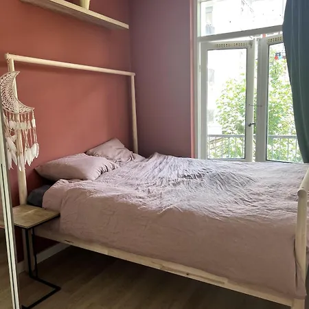 Centrally Located 2-bedroom In Oud-west