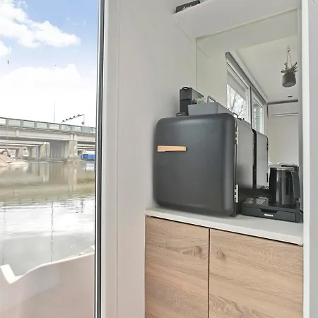 לינה וארוחת בוקר Houseboat The New - Nieuwe *