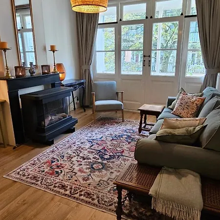 Center, Nearby Vondelpark Apartment *