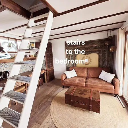House Boat With Waterfront Terrace Konukevi Amsterdam