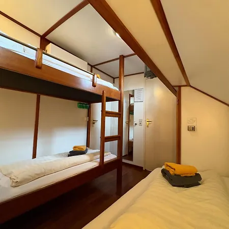 Hotelboot Zwaan * アムステルダム