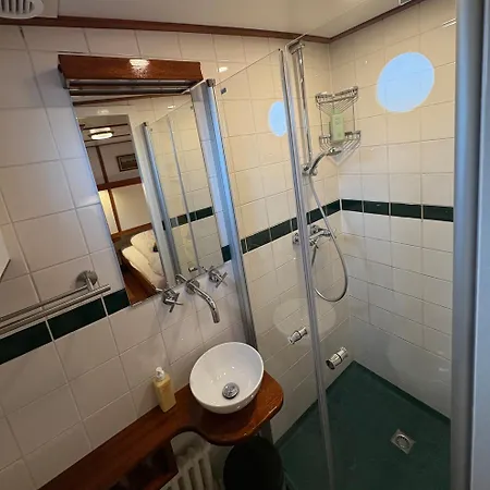 Hotelboot Zwaan ホテル