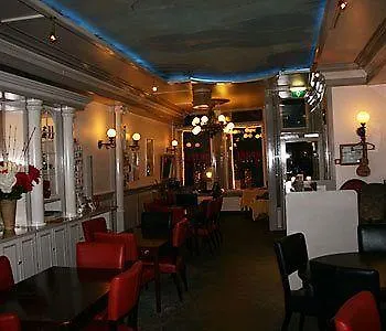 Hotel 83