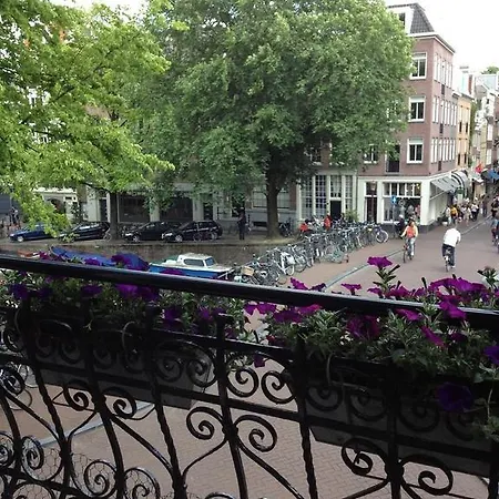 Couette-café Bij Tijn Op De Gracht Amsterdam
