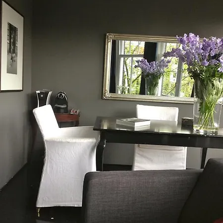 Couette-café Bij Tijn Op De Gracht Amsterdam
