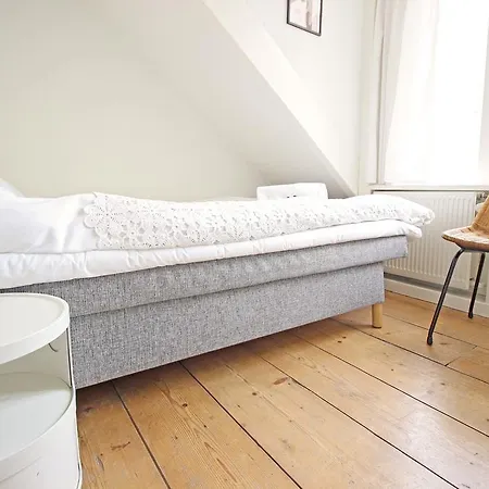 B&B Beautiful 2 Floor Vondelpark Apartment. *