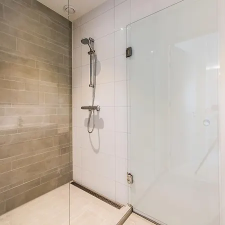Short Group Houthavens Serviced