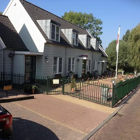 Village Hotell