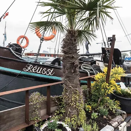 Houseboat Reussi Bed and breakfast