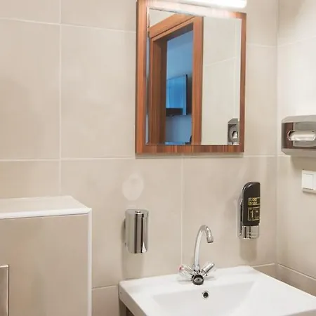Otel King's Court 3*