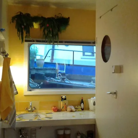 Houseboat Dokstroom Bed & Breakfast *