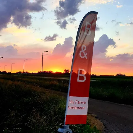 Farmer , Bed, Bike And Breakfast In ベッド・アンド・ブレックファスト