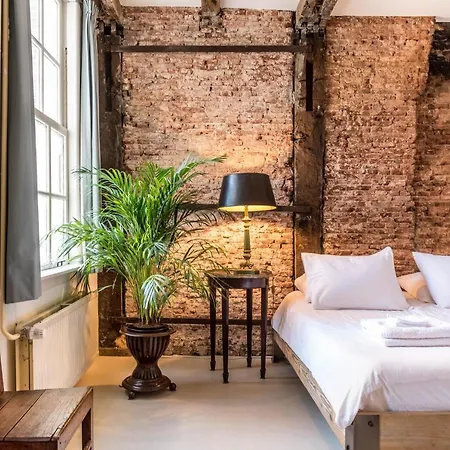 Classy 17th C Canalhouse Amsterdam