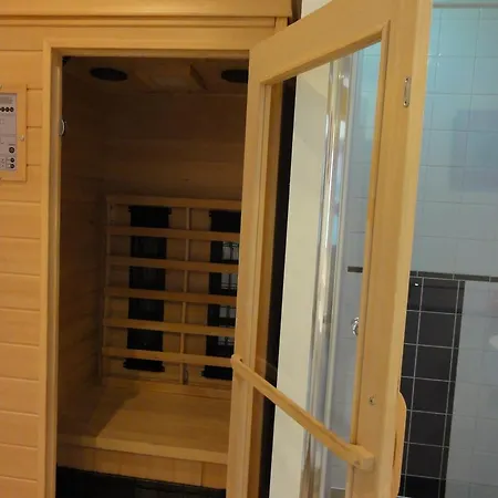 West לינה וארוחת בוקר
