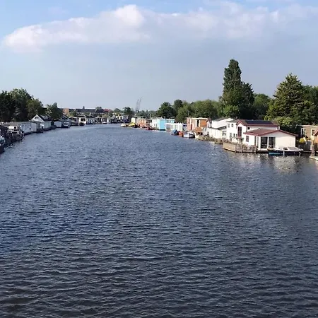 Houseboat With Water Terrace, Free Parking, Free Bikes & Fast Wifi Bed & Breakfast Amsterdam
