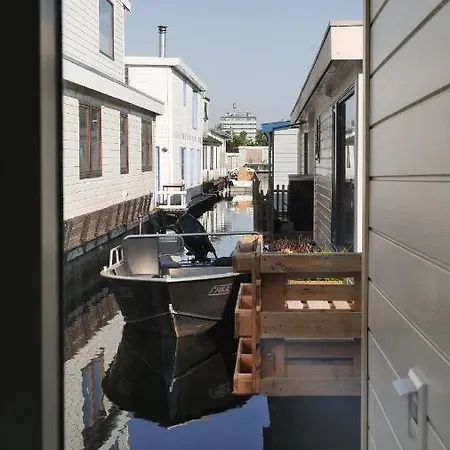Houseboat With Water Terrace, Free Parking, Free Bikes & Fast Wifi