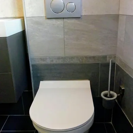 Aldo, Not For Parties, Not A Hotel, With Shared Bathroom, No Kitchen Rum i privatbostad Amsterdam