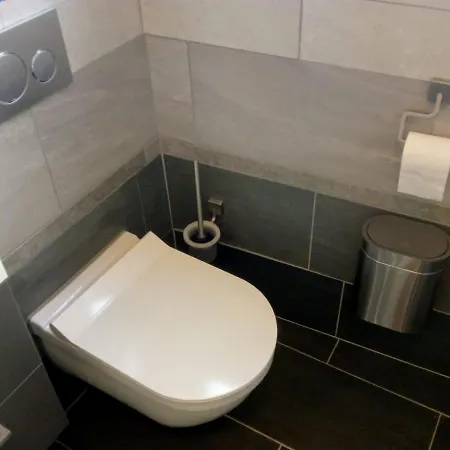 Aldo, Not For Parties, Not A Hotel, With Shared Bathroom, No Kitchen Rum i privatbostad