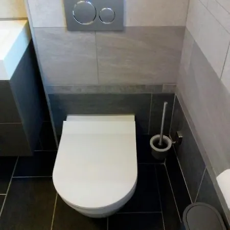 Aldo, Not For Parties, Not A Hotel, With Shared Bathroom, No Kitchen Rum i privatbostad Amsterdam