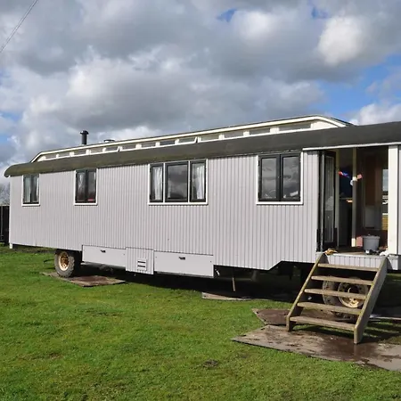 Bed and breakfast Gypsy Waggon - A On Wheels