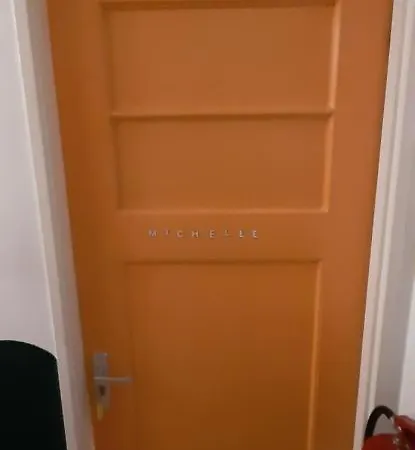 Michelle, Not For Parties, Not A Hotel, With Shared Bathroom, No Kitchen 암스테르담