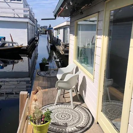 Houseboat With Water Terrace, Free Parking, Free Bikes & Fast Wifi Bed & Breakfast Amsterdam